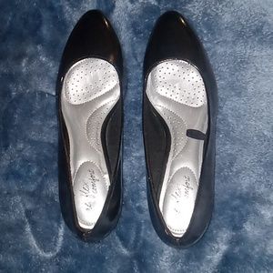 Reflex Comfort black Patent Leather small wedge size 6.5